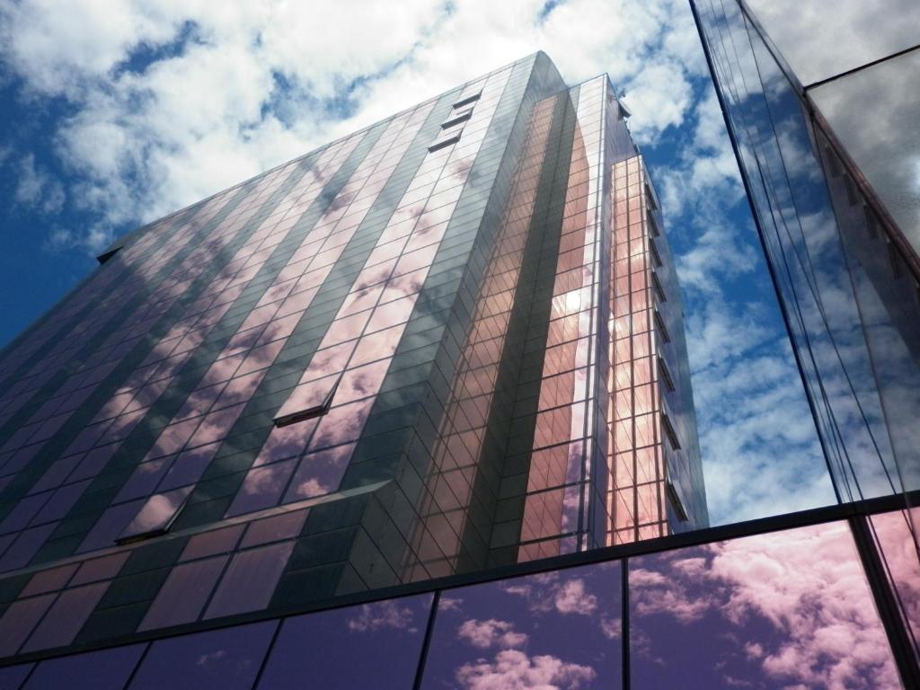 布索伦戈蒙特雷索大楼酒店的一座高大的玻璃建筑,反射着天空