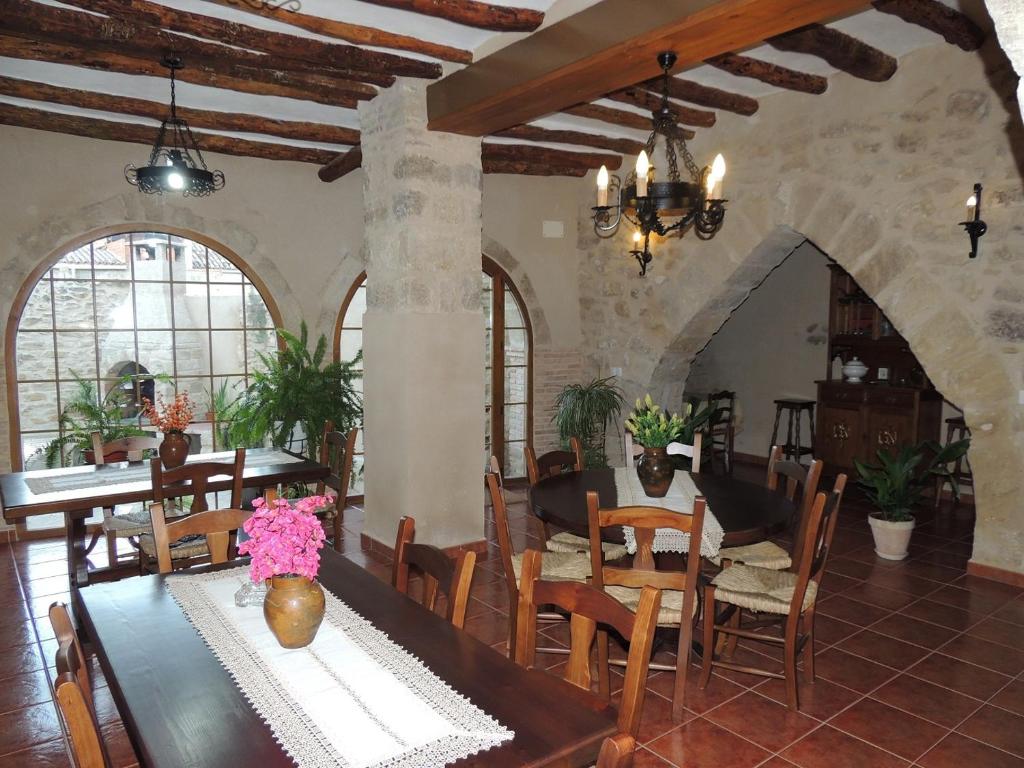 Valdealgorfa拉斯博得加斯德尔吉洛乡村民宿的厨房以及带桌椅的用餐室。