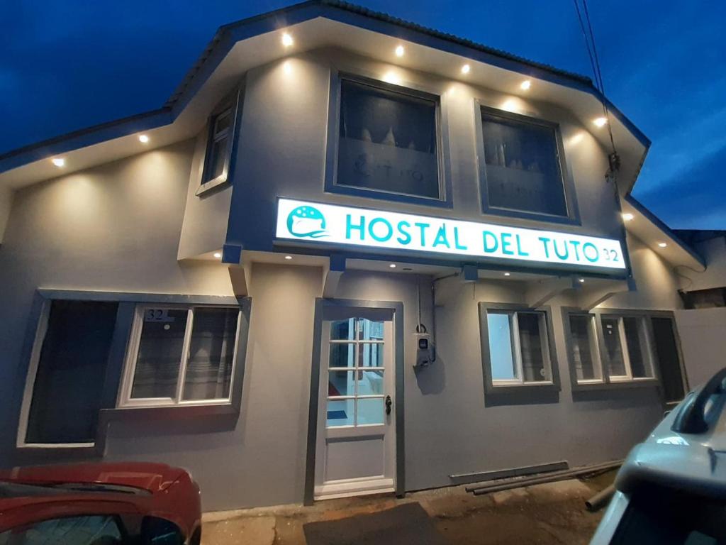 蓬塔阿雷纳斯Hostal Del Tuto的一间旅舍豪华大楼,上面有标志