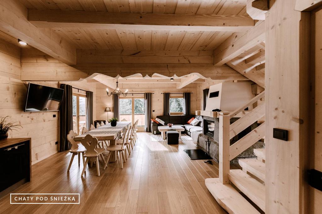 卡尔帕奇Chaty pod Śnieżką的木屋设有用餐室和客厅