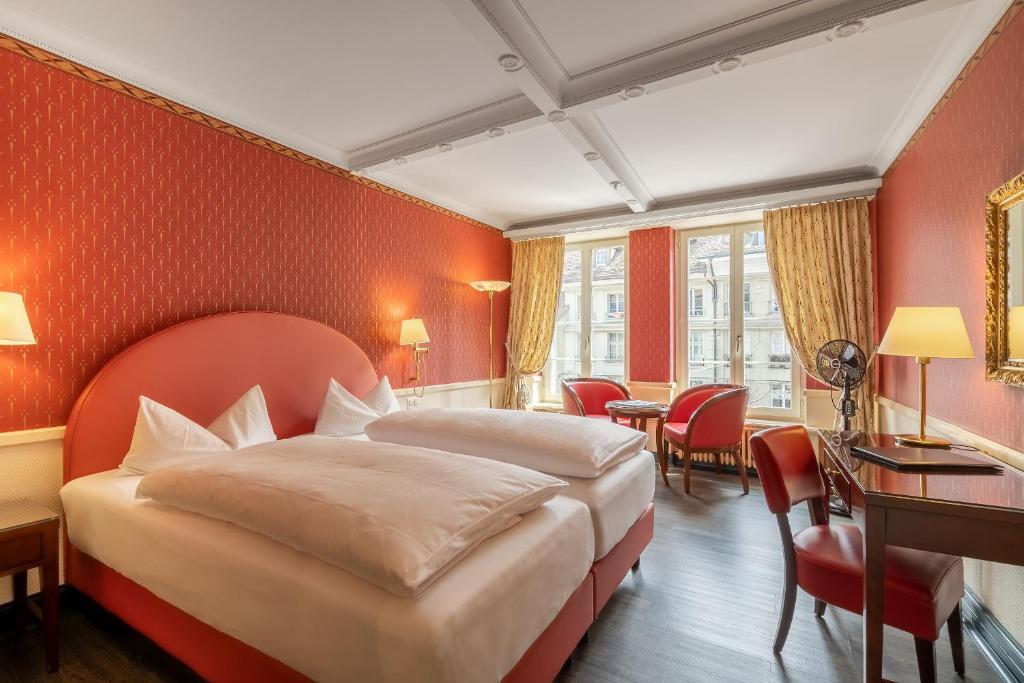 伯尔尼Boutique Hotel Belle Epoque的酒店客房带一张床、一张桌子和椅子