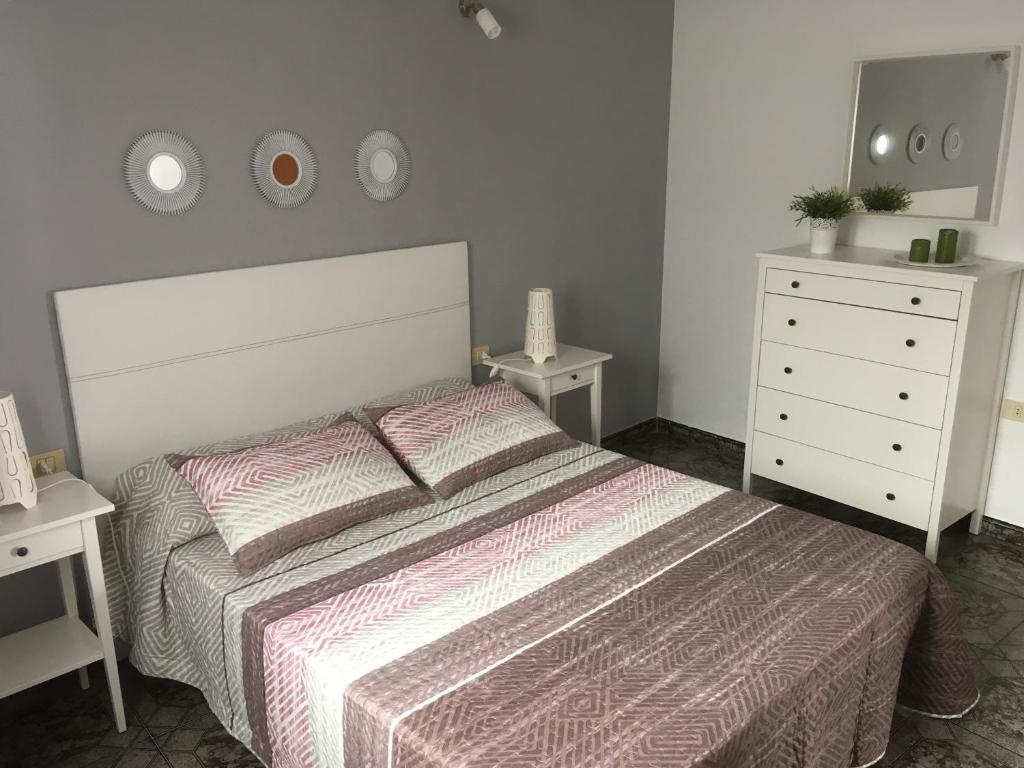 奥尔索拉Orzola mar y relax的一间卧室配有床、两个床头柜和梳妆台