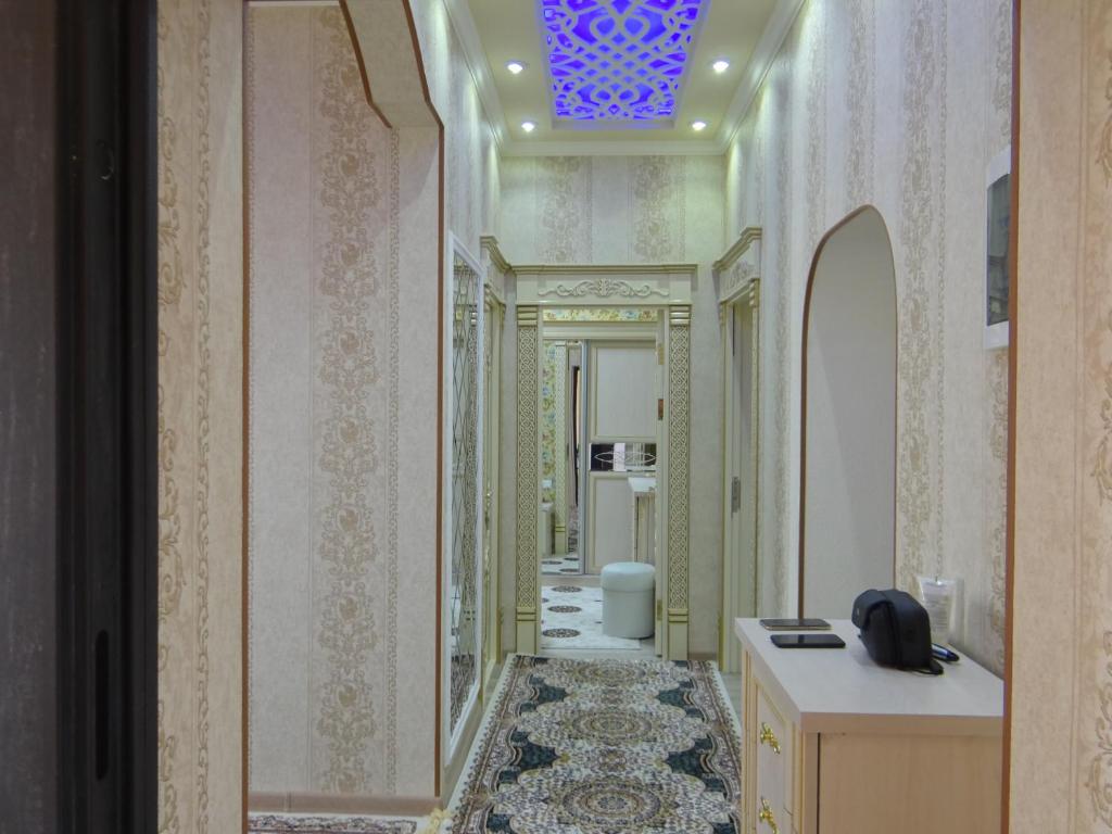 撒马尔罕Апартаменты Registan的走廊上设有蓝色天花板的浴室