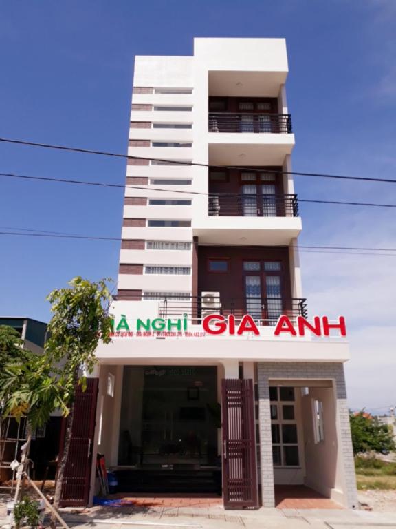 顺化Gia Anh Guesthouse的一座高大的白色建筑,上面有标志