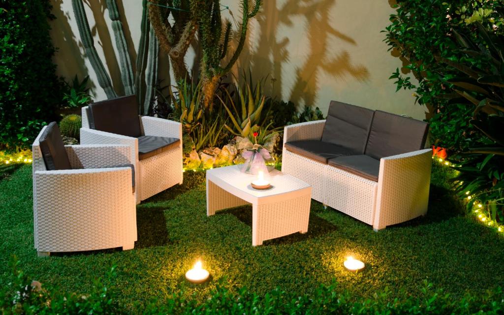 丰迪Merlhome的四把椅子和一张桌子,在院子里放灯