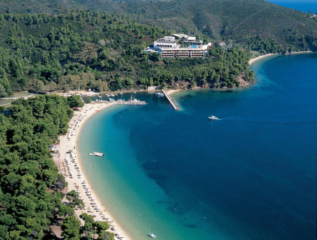 考考纳里斯斯基亚索斯岛宫殿酒店的享有海滩的空中景色,在水中划船