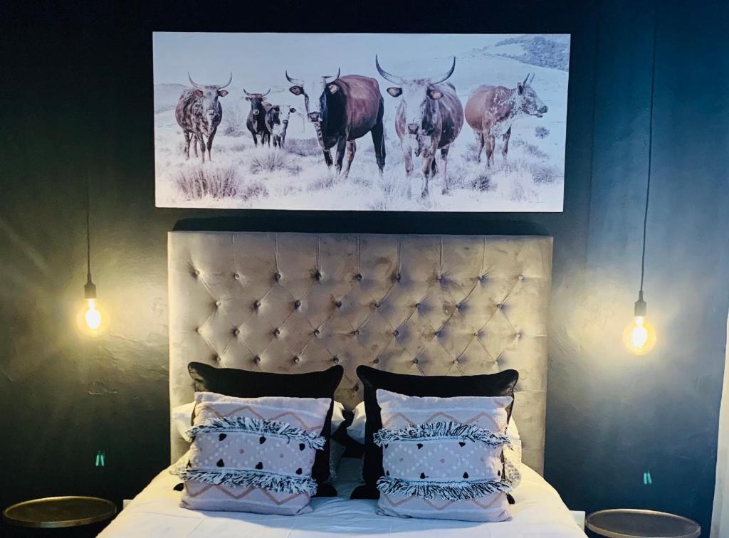 哈里史密斯Monte Vista的一间卧室配有一张带牛的照片的床