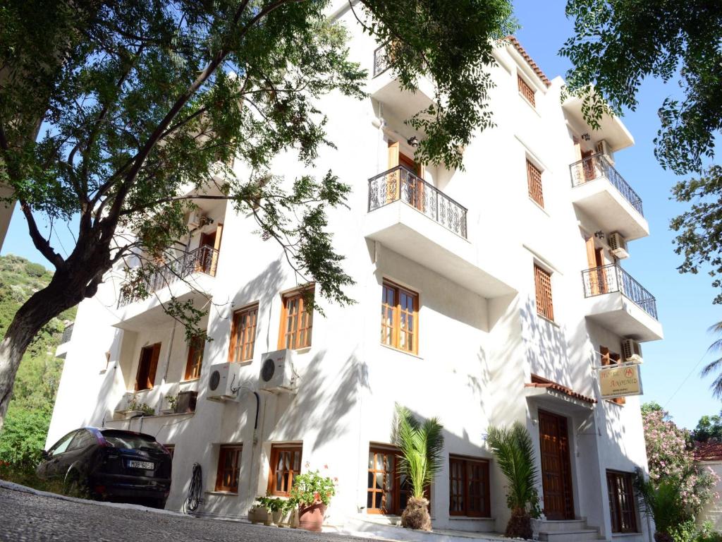阿基奥斯基利考斯雏菊酒店的前面有树木的白色建筑