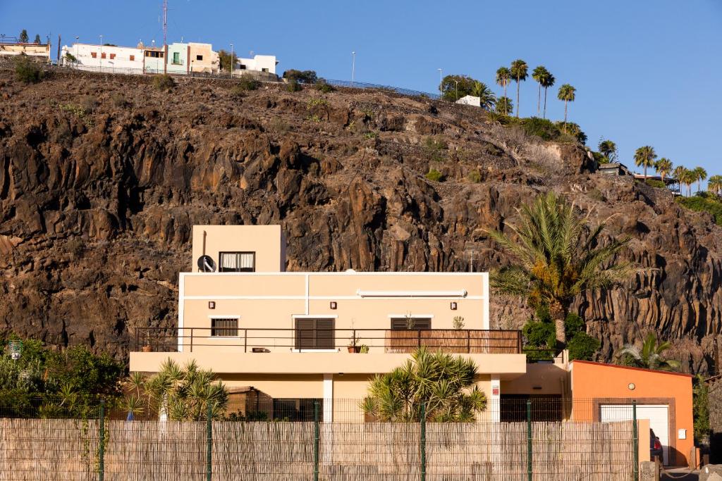 圣地亚哥海滩Los Olivos的山边的房子