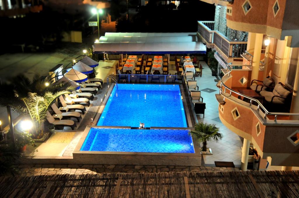 乌尔齐尼普里玛菲拉别墅公寓酒店的享有游泳池的顶部景色