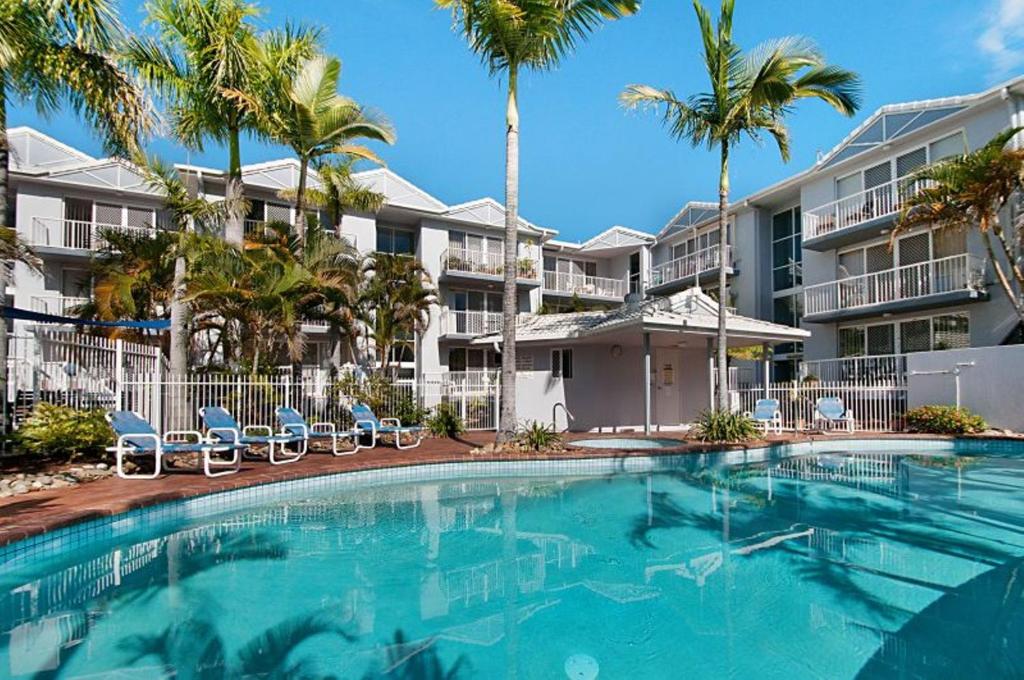 黄金海岸尚佩里棕榈公寓的一座楼前棕榈树游泳池