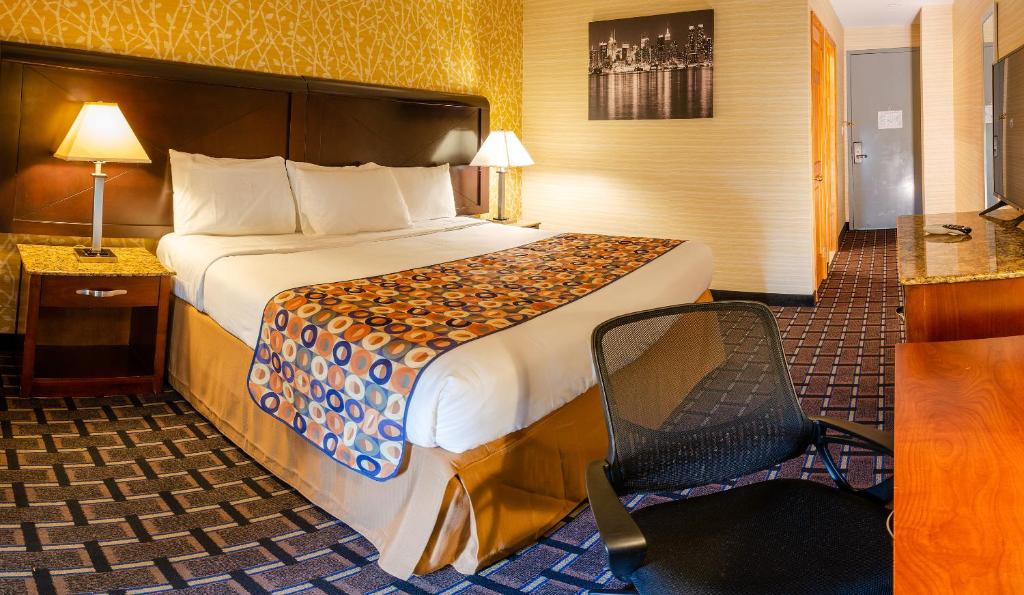 皇后区Elmhurst Hotel的配有一张床和一把椅子的酒店客房