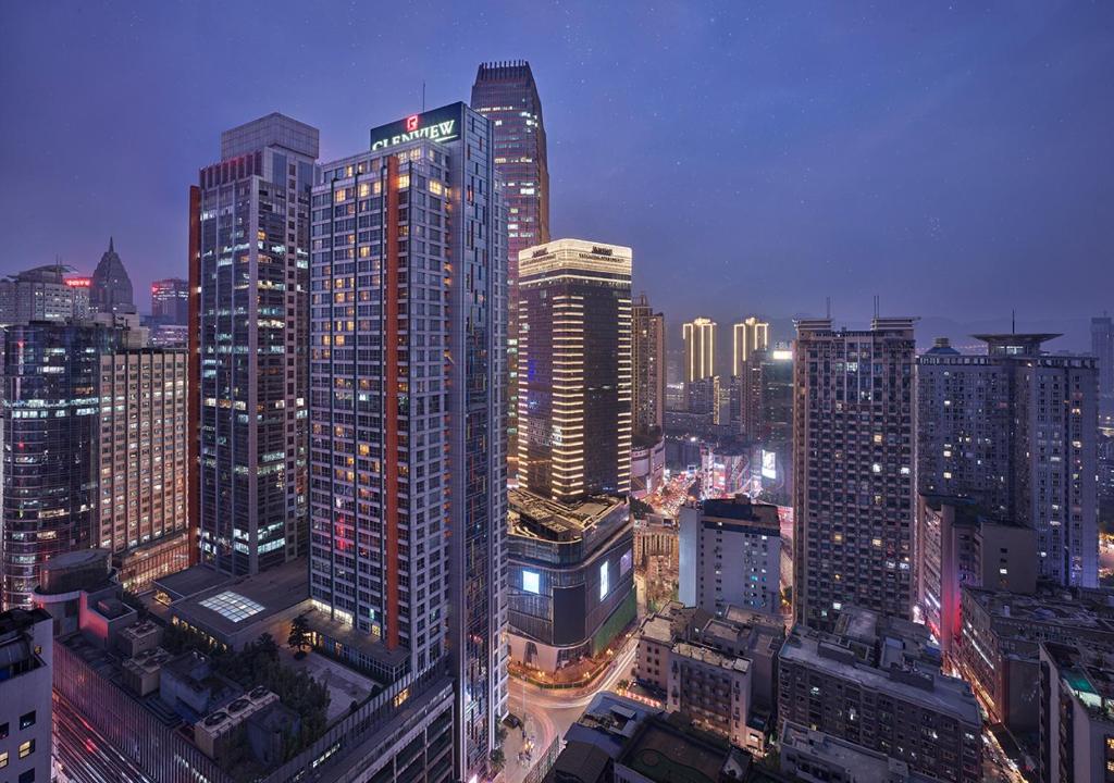 重庆重庆国贸格兰维大酒店的城市天际线,夜晚有高楼