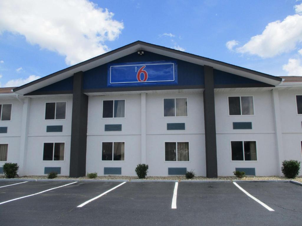 查塔努加Motel 6 Chattanooga - Airport的享有酒店正面景色,设有停车场