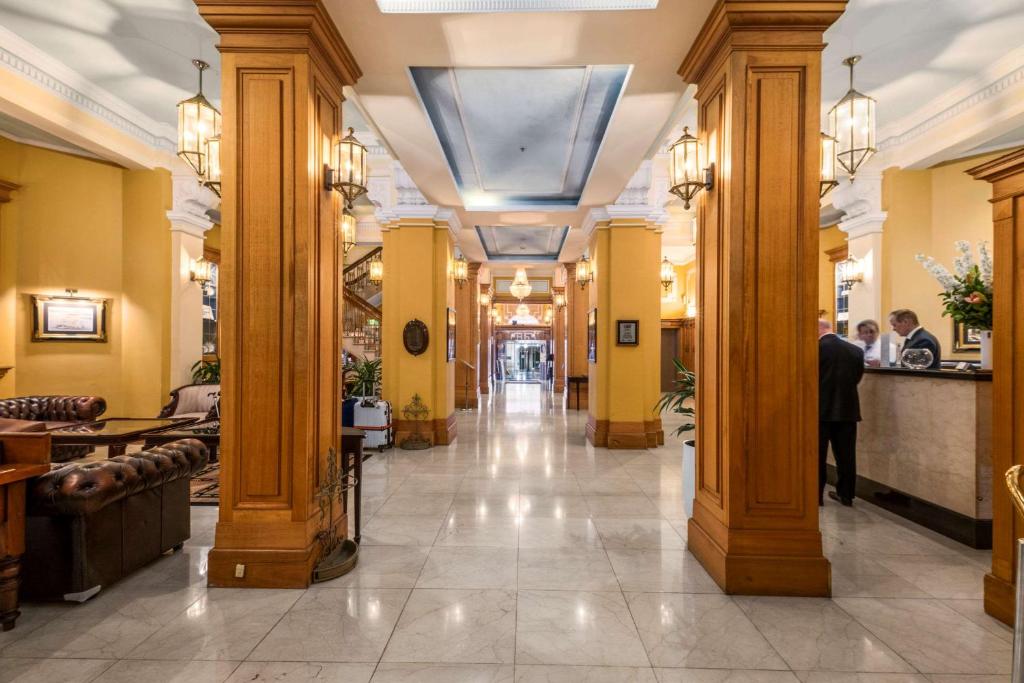 悉尼Castlereagh Boutique Hotel, Ascend Hotel Collection的走廊,有柱子和大堂
