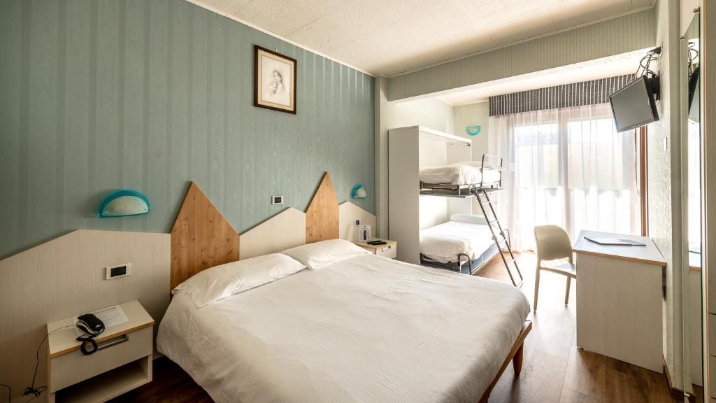 阿帕里卡索道俱乐部酒店的一间卧室配有一张床、一张书桌和一个窗户。