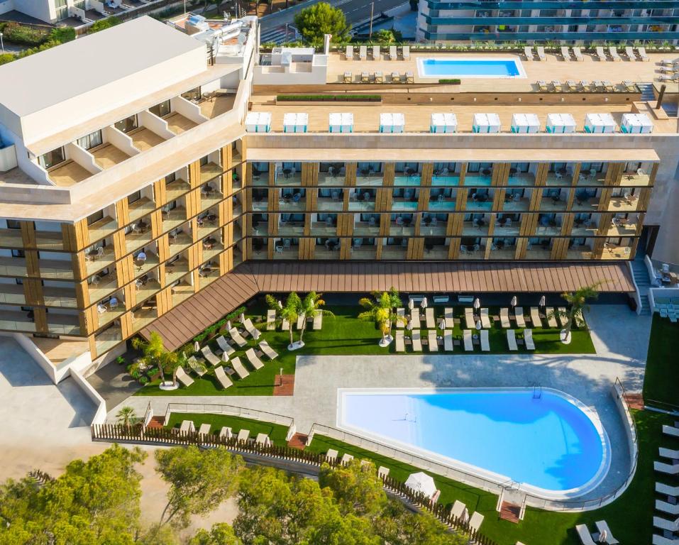 萨洛Golden Costa Salou - Adults Only 4* Sup的享有酒店上方的游泳池景致