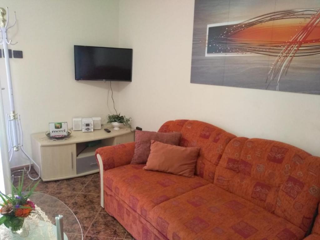 鲍洛通塞迈什Szemes Apartman Balaton的客厅配有橙色沙发和电视