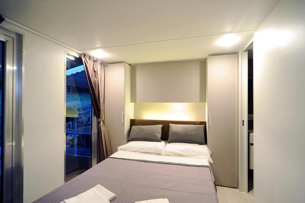萨尔泰阿诺帕克德勒皮森酒店的一间小卧室,配有床和窗户