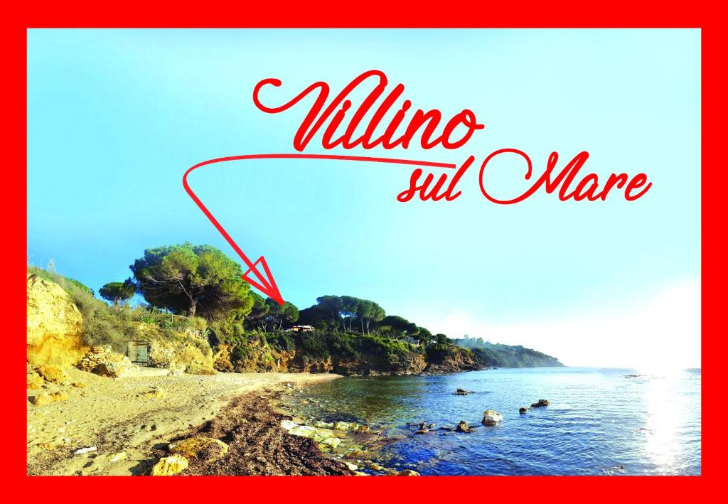 卡波利韦里MERAVIGLIOSO VILLINO DIRETTAMENTE SUL MARE con posto auto e aria condizionata!的一张海滩的照片,上面有水面上的人物