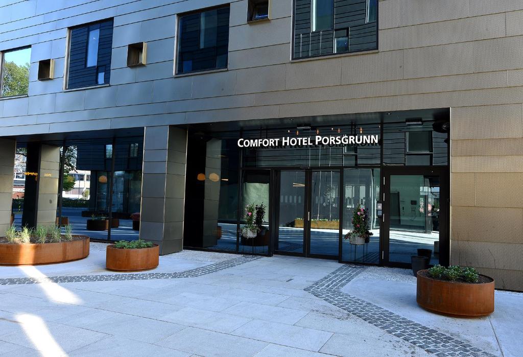 波什格伦Comfort Hotel Porsgrunn的带有标志的建筑物,可读取酒店占地的转换