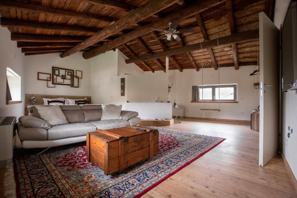 Villa di Tiranoforesteria stazzona的带沙发和咖啡桌的客厅