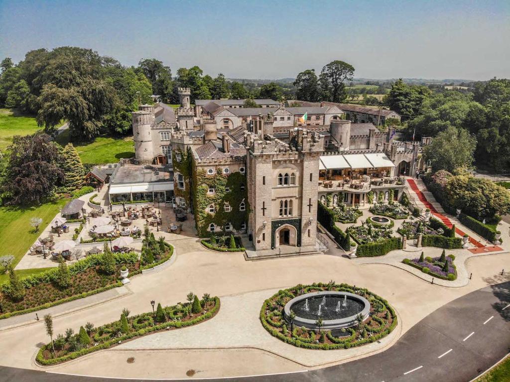 金斯考特卡布拉城堡酒店的享有带花园的大型豪宅的空中景致