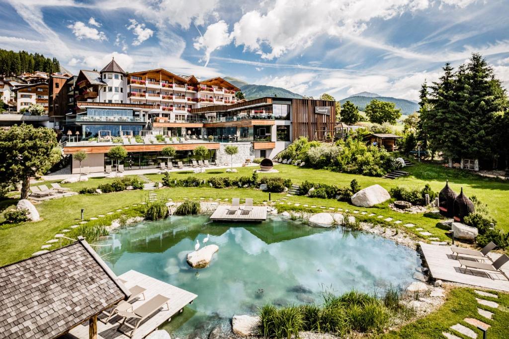 马兰扎Alpine Spa Resort Sonnenberg的享有带大型游泳池的度假村的空中景致