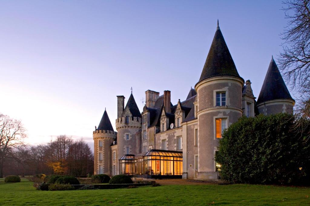 库尔塞勒德图赖讷Château Golf des Sept Tours的一座古老的城堡,在草地上建有塔楼