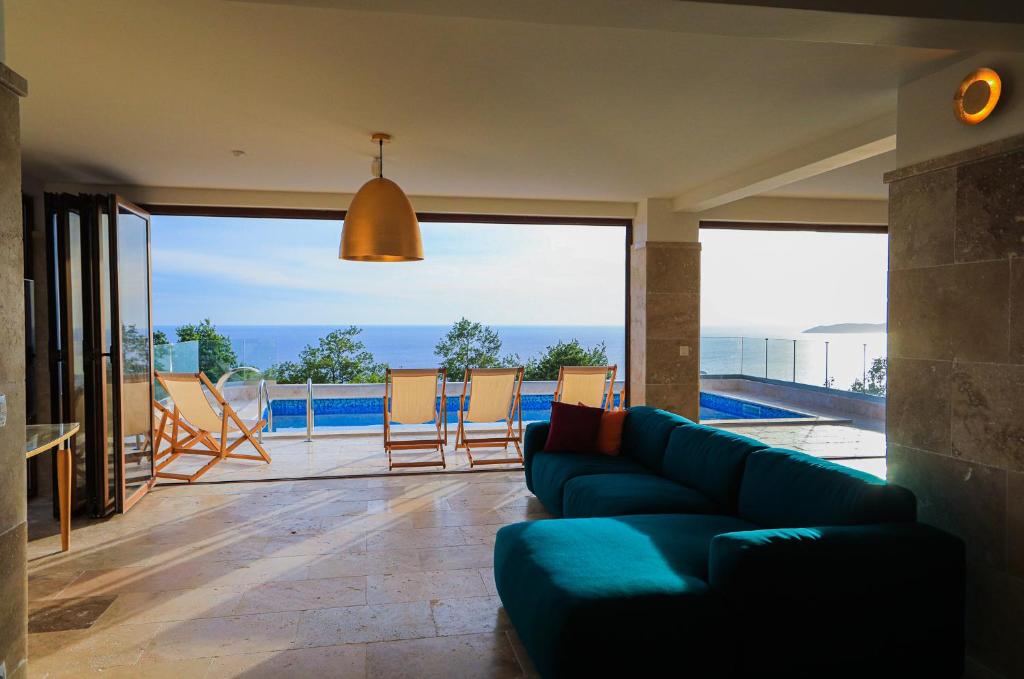 斯韦蒂·斯特凡Villa Horus的带沙发的客厅,享有游泳池的景色