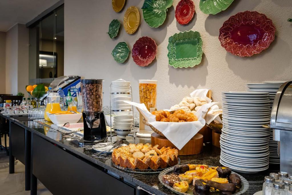 埃尔瓦斯D.路易斯 - 艾瓦斯酒店的自助餐,包括食物和盘子及饮料