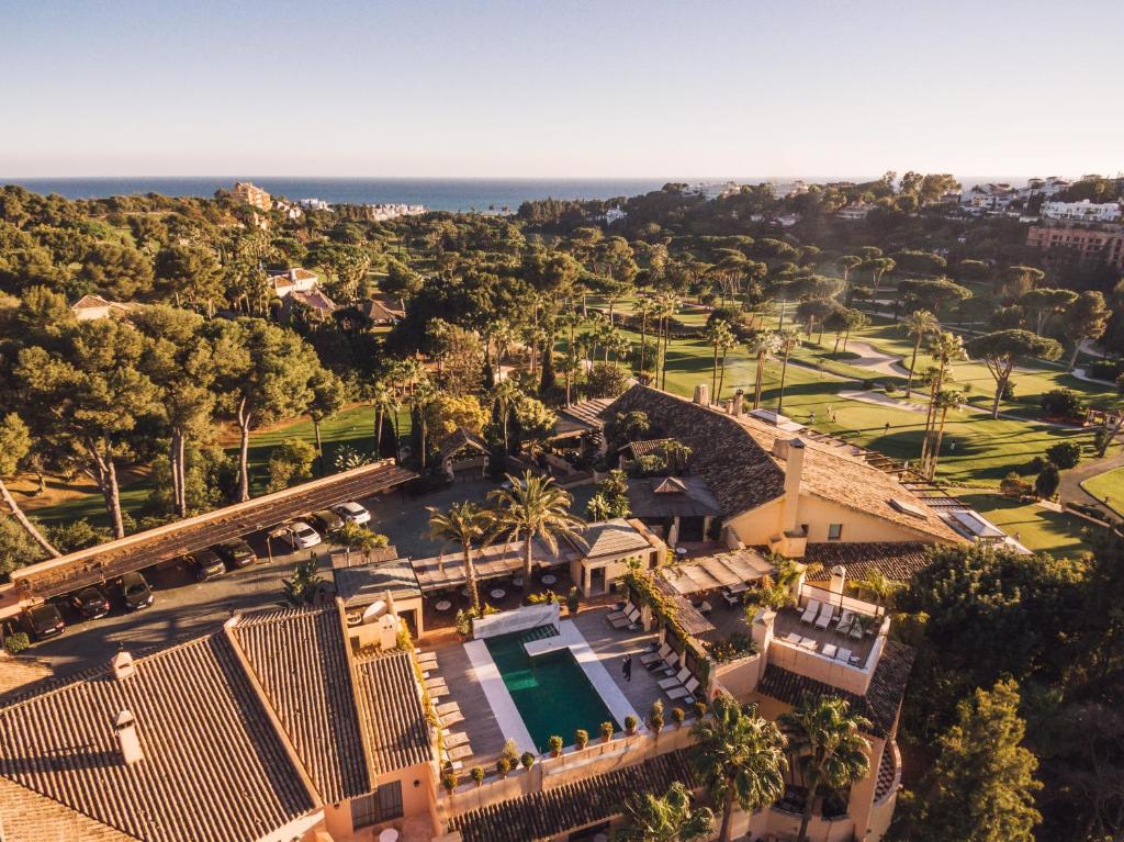 马贝拉Rio Real Golf & Hotel的享有带游泳池和海洋的度假村的空中景致