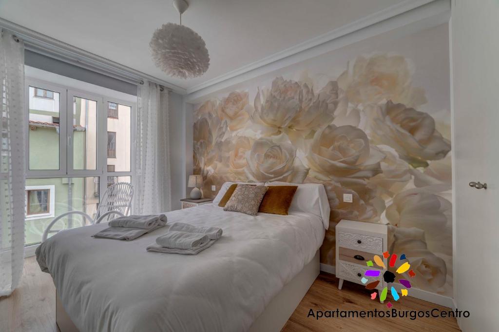布尔戈斯Edificio Aptos Turisticos - Burgos Centro HC7的一间卧室配有一张壁画床
