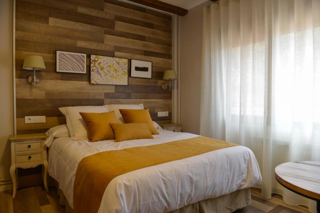 El CuervoLa casita de El Cuervo的一间卧室配有一张带黄色枕头的大床
