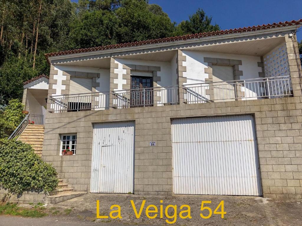 卡尔达斯·德·雷斯La Veiga 54的砖屋,两扇白车库门