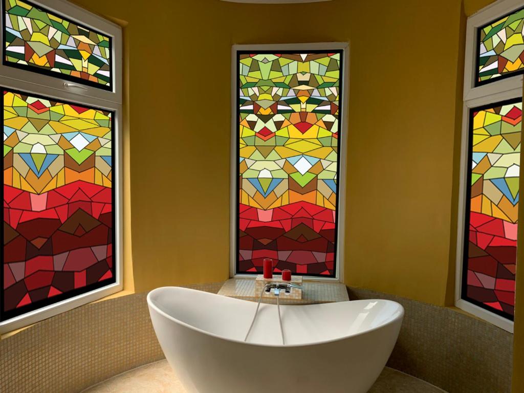 第比利斯Hotello的带浴缸的浴室和彩色玻璃窗