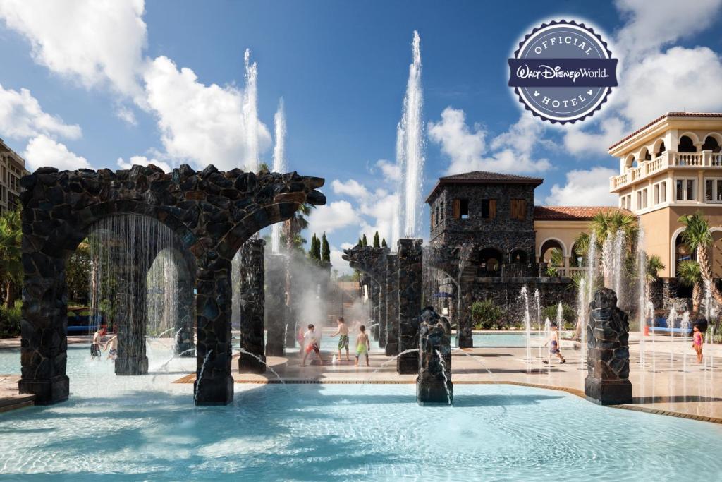 奥兰多奥兰多华特迪士尼世界度假区四季酒店的商场里的喷泉,人们在玩