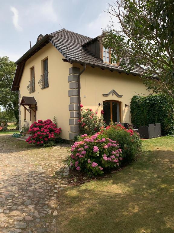 格洛韦Villa Schlossallee的前面有鲜花的小房子