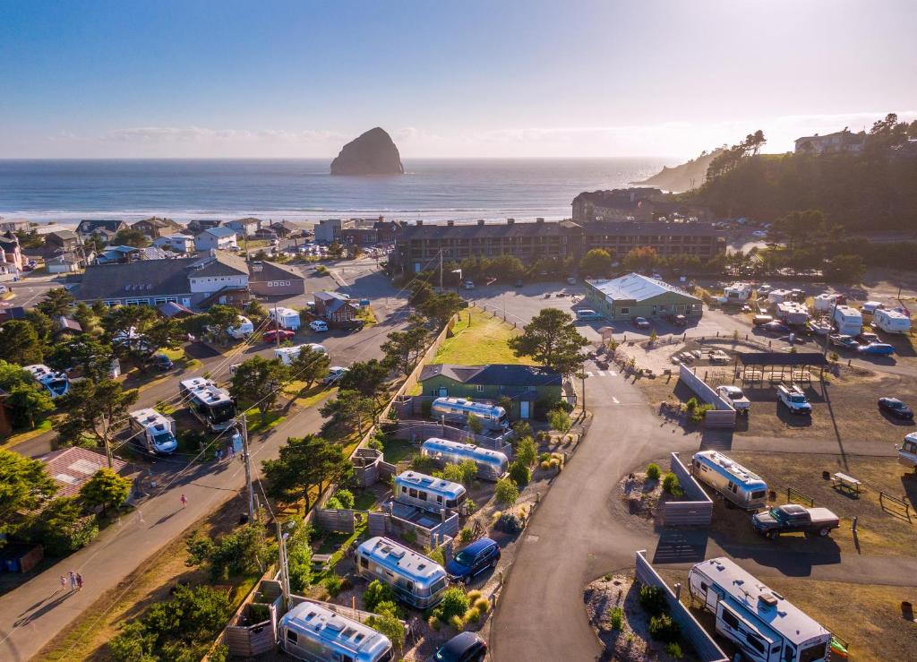 太平洋城Hart’s Camp Airstream Hotel & RV Park的享有毗邻大海的停车场的空中景致