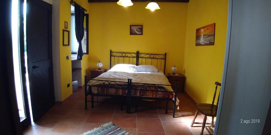 ScapoliIL Borgo 31的黄色间内一间卧室,配有一张床