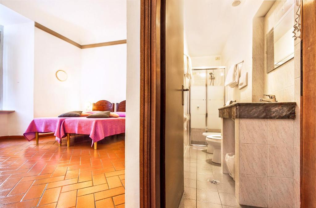 佛罗伦萨科斯坦缇尼酒店的一间内设一张桌子和一张床铺的浴室
