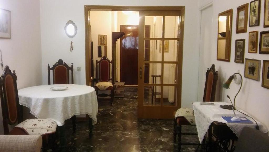 帕特雷CHRYSSA - ΧΡΥΣΑ的配有桌椅和门的房间