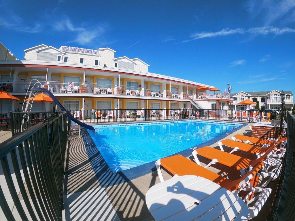 威尔伍德克拉斯特Sea Chest Motel Dot Com for Deals!的一个带椅子的游泳池和一间酒店