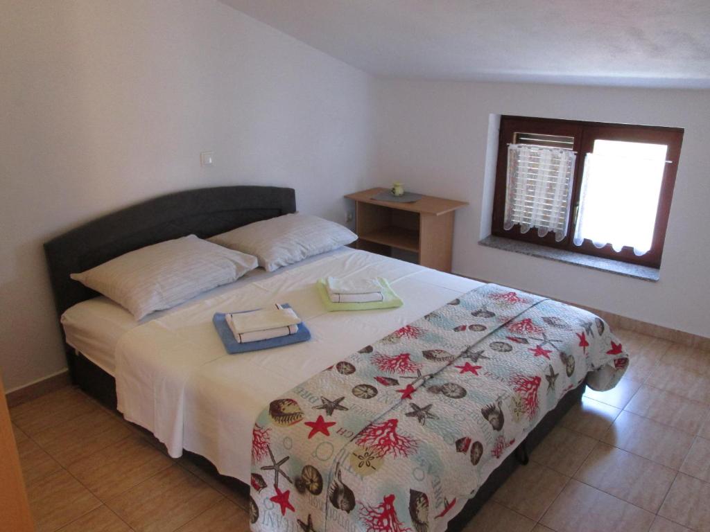 马林斯卡克利萨诺威卡公寓的一间卧室配有一张带毯子的大床和窗户