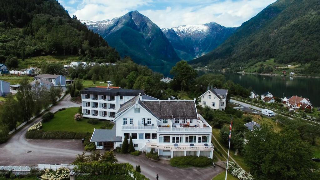 巴里斯川克林舍酒店的享有高山白色大房子的空中景致