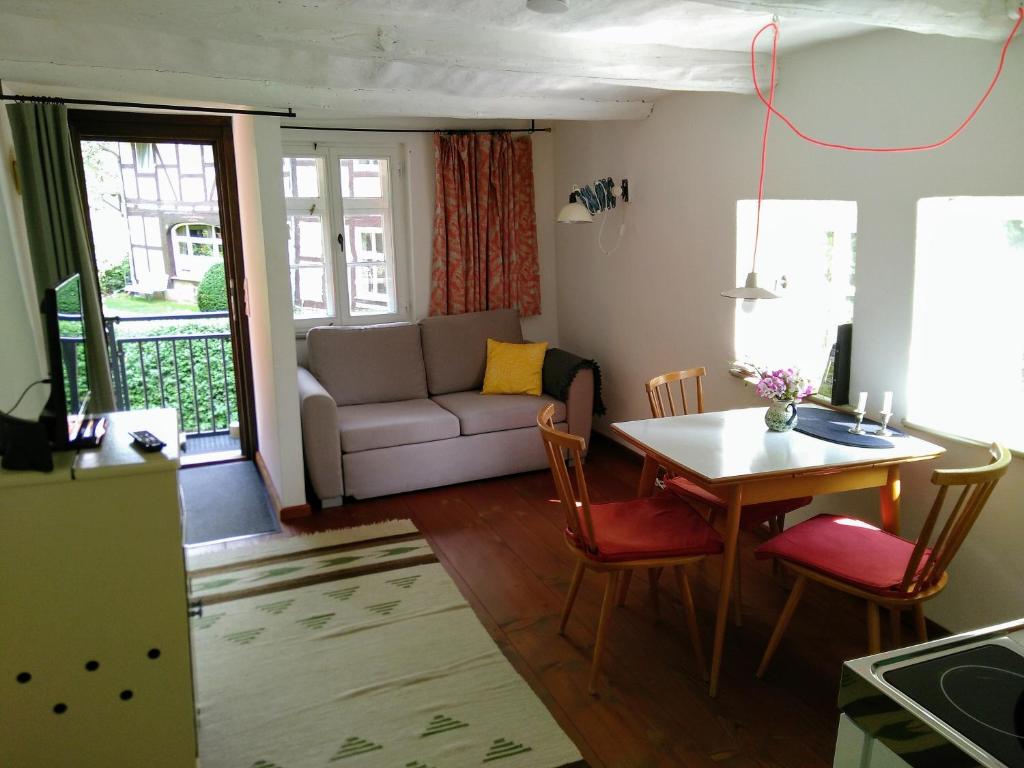 Wallenstedt布鲁特斯赫霍夫公寓的客厅配有桌子和沙发