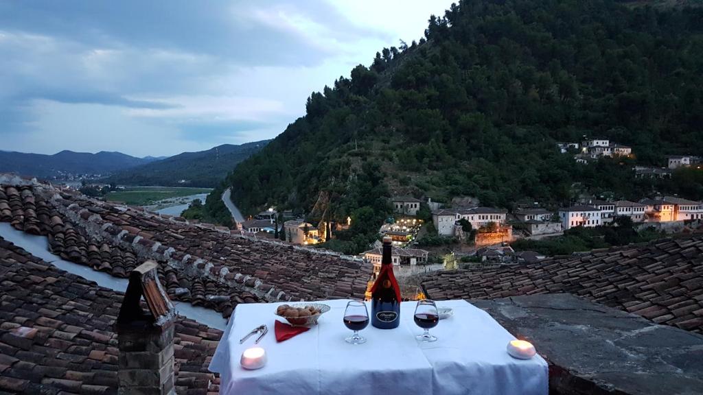 培拉特Guest House Panorama的山顶上一张桌子和两杯葡萄酒
