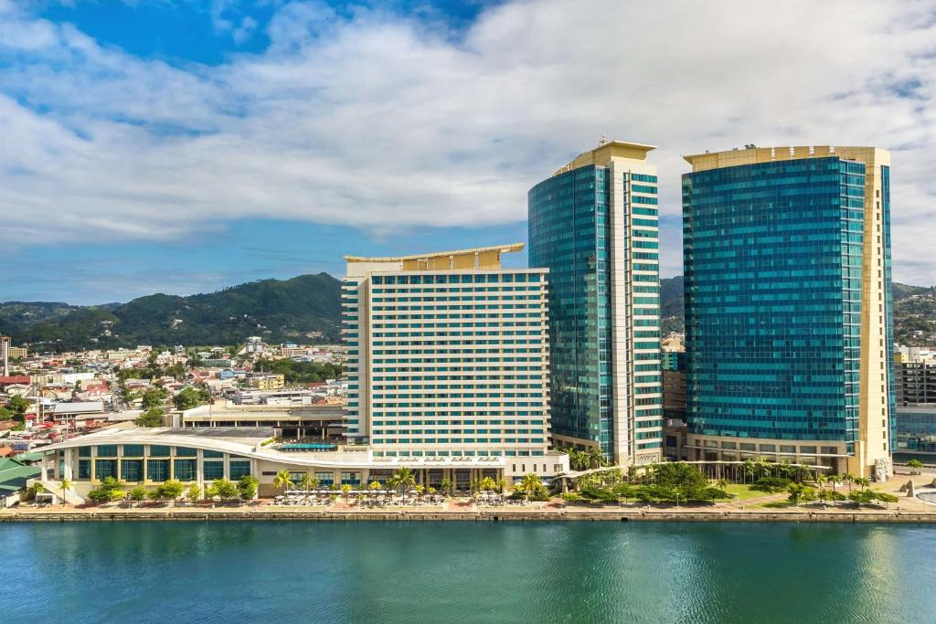 西班牙港特立尼达凯悦酒店的一群高大的建筑,靠近水体