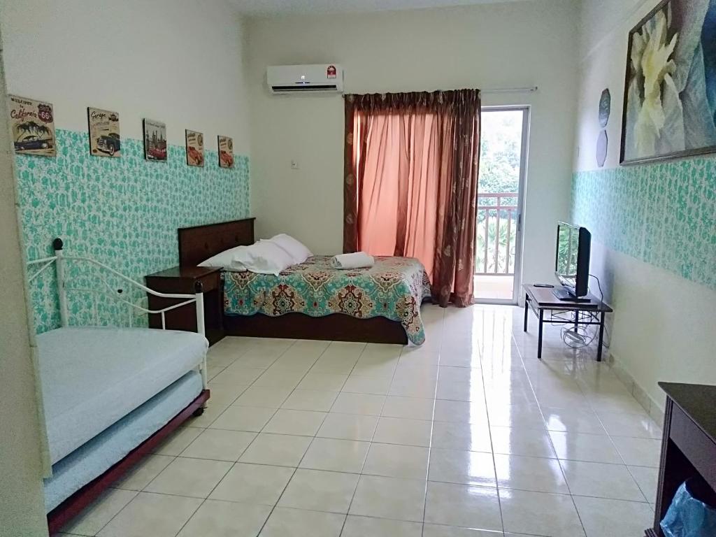 Simpang Ampat SemanggolHomestay Pagar Buruk Bukit Merah L2 - AIR CONDITIONED的一间卧室配有两张床和电视。