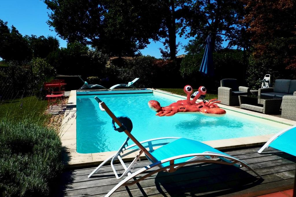 安德诺莱斯贝恩Villa avec piscine Andernos les Bains的一座带章鱼和玩具的游泳池